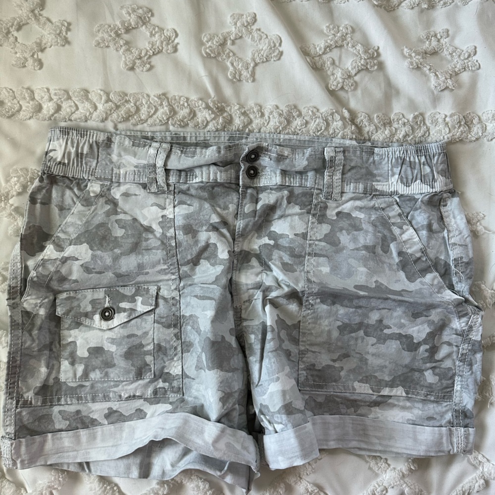 NWOT camo shorts